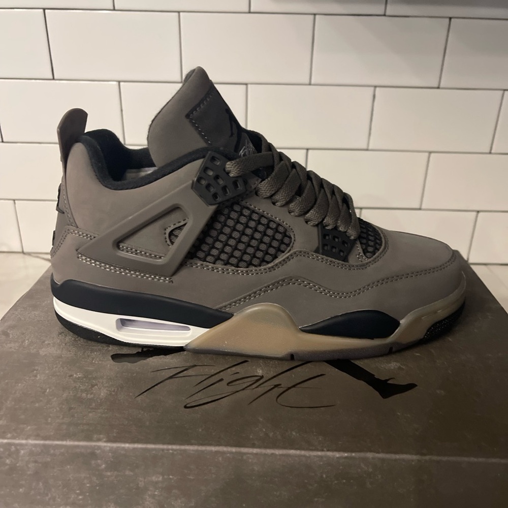 Men’s Jordan Retro 4 Cave Stone Size 7.